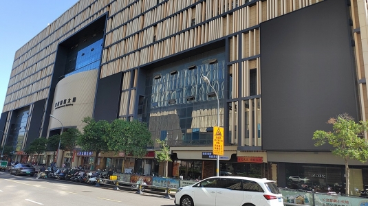 大型戶外LED屏讓濟南某商務(wù)樓宇成商業(yè)美學(xué)新地標