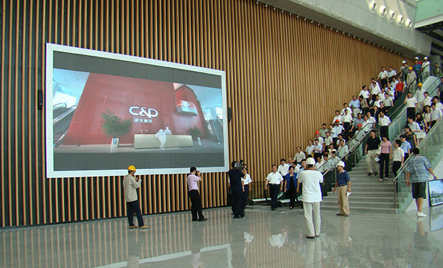 福建廈門會(huì)展中心P6室內(nèi)全彩LED顯示屏由上海智彩科技設(shè)計(jì)、安裝